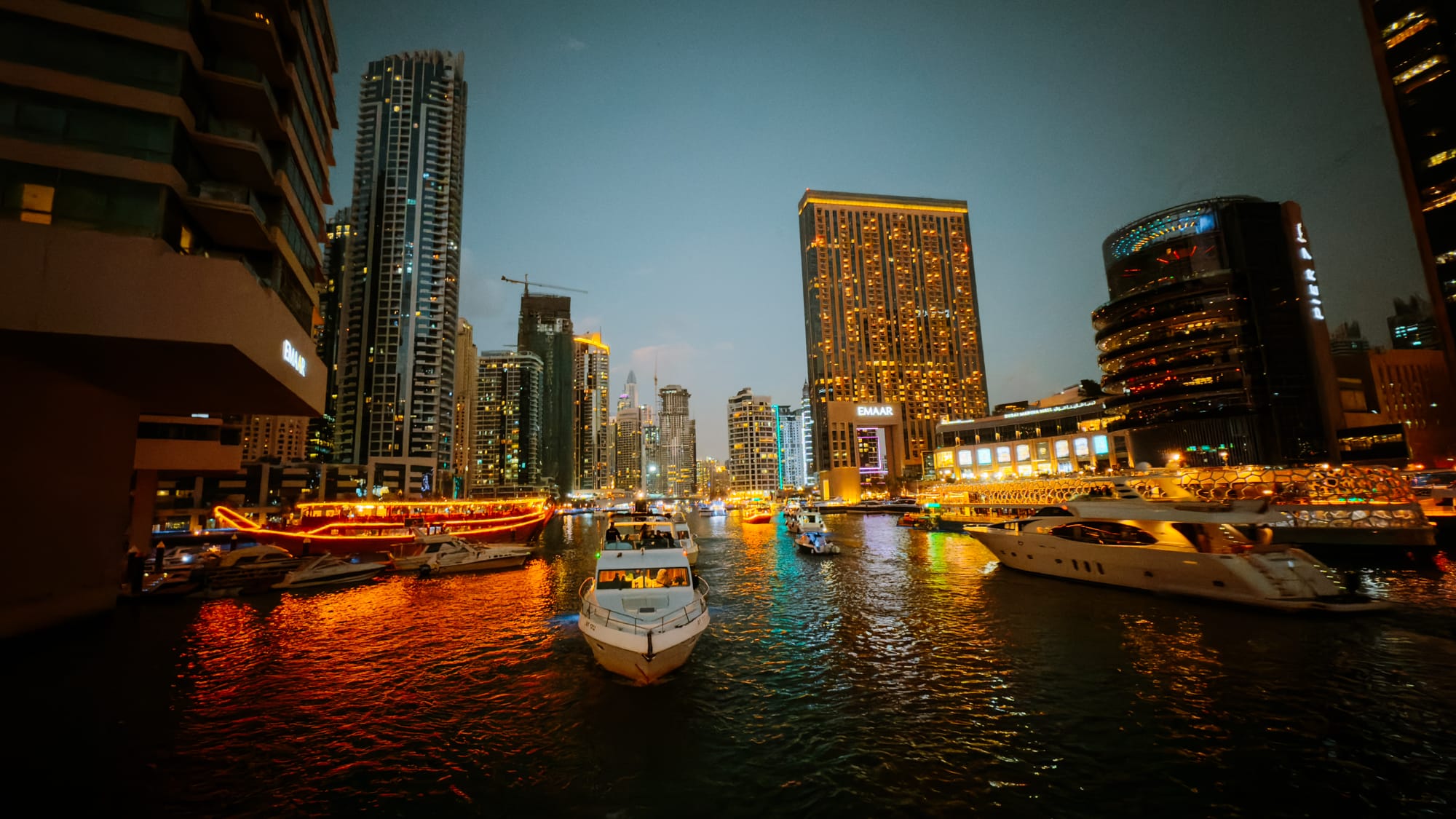 Zachod slonca na jachcie w Maina Dubaj